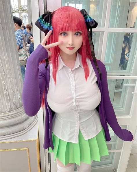 Hot girl siêu vòng một diện đồ nữ sinh cực ngắn khoe dáng chuẩn