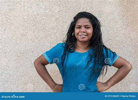 Portrait Jolie Femme Africaine Aux Cheveux Longs Souriant Et Regardant Camara Image Stock