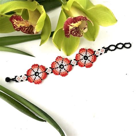 Pulsera Chaquiras Tres Flores Rojas Albor Arte Mx