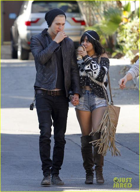 Vanessa Hudgens & Austin Butler: Romantic Stroll in Burbank! - Austin Butler Photo (27361551 ...