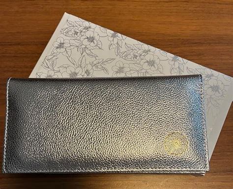 Amazon.co.jp: 皇居 財布 シルバー 長財布 限定 本革 菊の御紋入り : ファッション