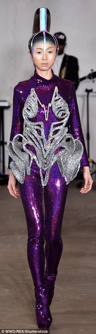 London Fashion Week Features Crazy Intergalactic Costumes Daily Mail