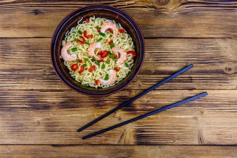 Fideos instantáneos con gambas pimiento rojo y cebolla verde en un