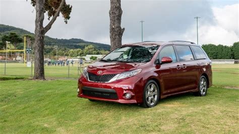 2017 Toyota Sienna Review & Ratings | Edmunds