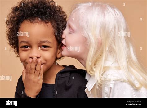 Albino Fille Avec La Peau Pâle Et La Couleur Blanche Des Cheveux Raconte Un Secret Dans L