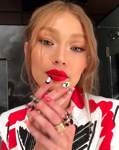 Το φρέσκο Red Lipstick Look της Gigi Hadid Instyle