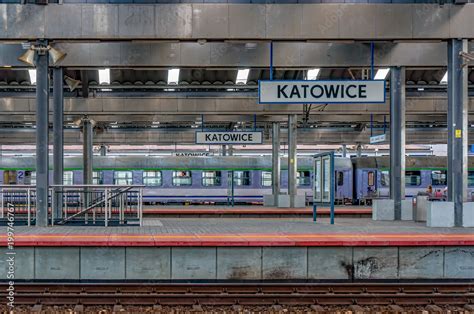 Dworzec kolejowy w Katowicach perony z tabliczką Katowice w