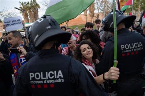 Unas Personas Protestan En Barcelona Contra La Presencia Del Club