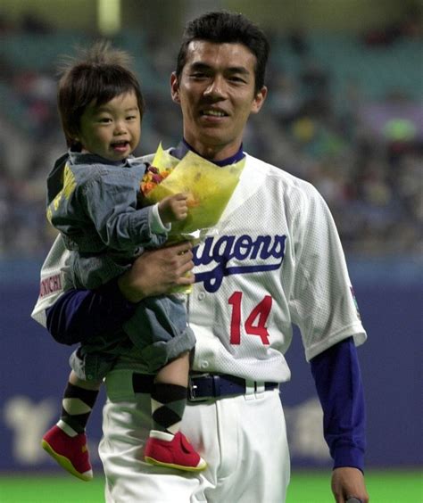 今中慎二さん、引退セレモニーで亮輔君を抱っこ【写真】：中日スポーツ・東京中日スポーツ