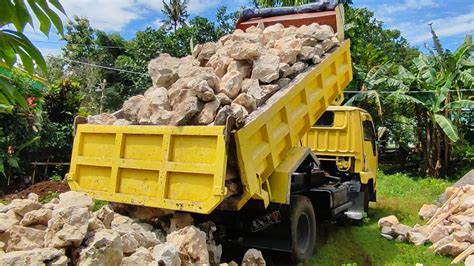 Truk Jomplang Mobil Truk Canter Ragasa Bongkar Muatan Batu Full Bak