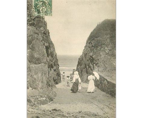 Carte Postale Ancienne Binic Le Goulet Femmes En Ombrelles