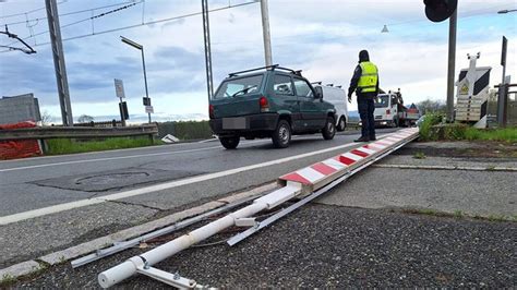 Incidente In Via Lombardore A San Benigno Canavese Abbattuta Sbarra