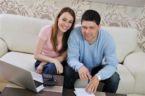 Jovem Casal Em Casa Sala De Estar Moderna Trabalhando No Laptop Em