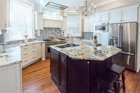 Splendor Gold Granite Kitchen Countertops and Island Contemporáneo