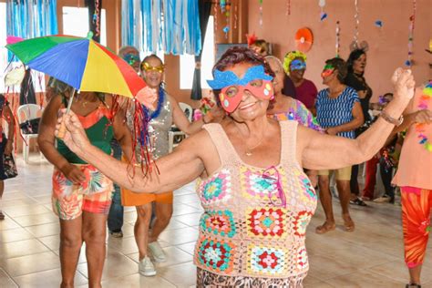 Baile de carnaval da terceira idade anima Centro de Convivência do