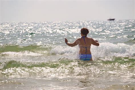 Femme Se Baigne Dans Les Vagues De La Mer Sur La Plage Image Stock