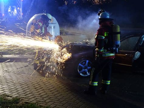 Feuerwehr löscht brennendes Fahrzeug auf einem Rastplatz Winsen Aktuell