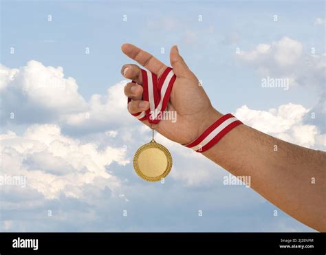 Hombre Levantando La Mano Y Sosteniendo La Medalla De Oro Concepto De