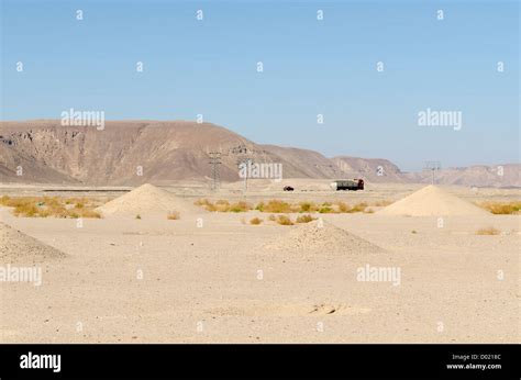 desert breath pyramid egypt dune Stock Photo - Alamy