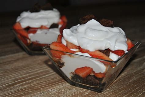 Trifle de brownie fresas y nata POSTRE FÁCIL Y RÁPIDO Antojo en tu