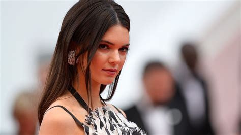 Update: Kendall Jenner Promises to Never Get Bangs, But Def Had Them ...