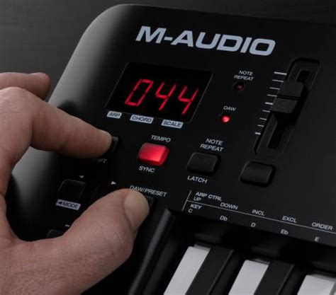 M-Audio Oxygen 25 MK V 25 Key USB MIDI Controller with Smart Controls ...