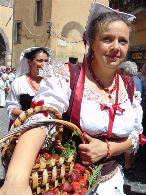 90 Sagra Delle Fragole E Mostra Dei Fiori A Nemi VisitLazio