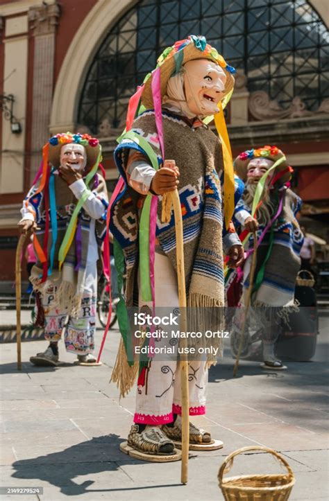 Danza De Los Viejitosメキシコのミチョアカン州発祥の伝統的なメキシコのダンスカラフルで生き生きとした色使いで典型的な老人の