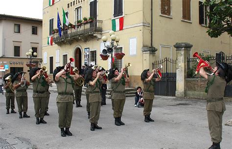 Certaldo In Marcia Al Suono Della Fanfara Con La Quinta Festa Dei