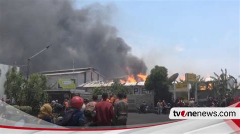 Pabrik Tisu PT Sun Paper Source Di Mojokerto Terbakar Hebat Karyawan