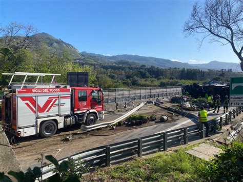 Incidente Mortale Sulla Messina Palermo A Sant Agata Di Militello Si