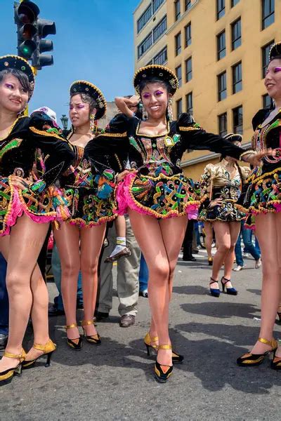 Fiesta de la Candelaria y bailes folclóricos con trajes típicos en el