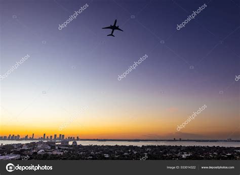 Airplane Flying Sea — Stock Photo © Wirestock #553014322