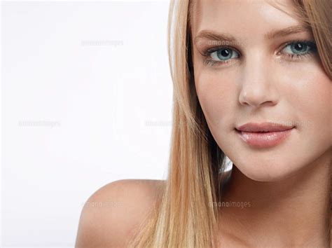 Portrait of young blonde womanの写真素材 FYI ストックフォトの Qlean Market