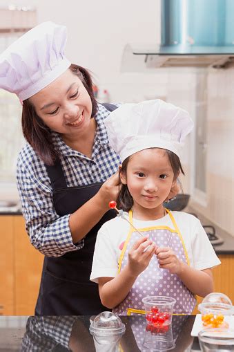 Ibu Dan Anak Membuat Permen Jelly Foto Stok Unduh Gambar Sekarang