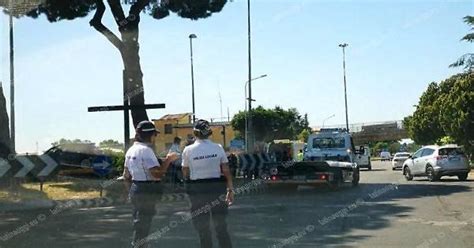 Incidente Sull Appia Carambola Tra A Auto E Moto Ferito Il Centauro