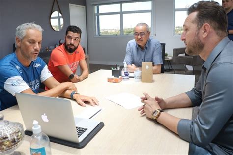 Nadador Daniel Dias visita prefeito de Hortolândia para implantação de