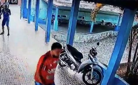 Polícia investiga briga entre torcedores que invadiram escola veja vídeo