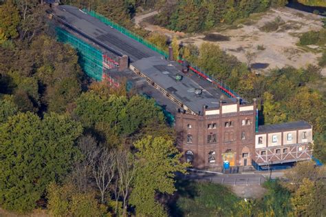 Hagen von oben - Ruine der Gebäude und Hallen der alten Schraubenfabrik ...
