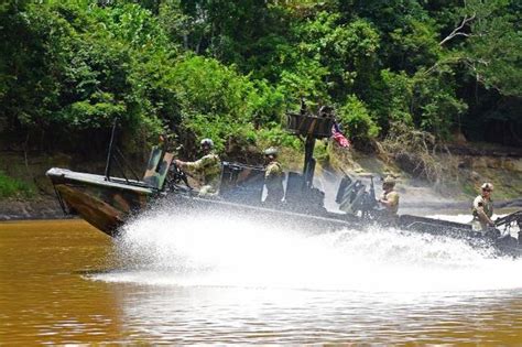 Combate Fluvial En El Amazonas Con Dos Lanchas De Operaciones