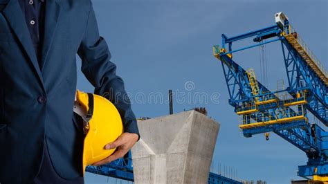 Casco Del Amarillo Del Control Del Ingeniero O Del Trabajador Para La