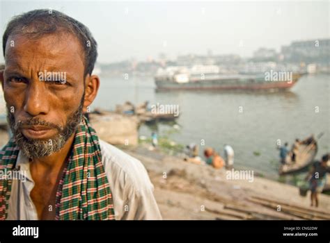 Buri Ganga Dhaka Bangladesh Man Hi Res Stock Photography And Images Alamy