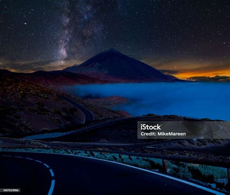 Jalan Gunung Di Malam Hari Bima Sakti Dan Langit Berbintang Di Atas