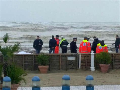 Si Svolta Lautopsia Sulluomo Rinvenuto Cadavere Sulla Spiaggia Di