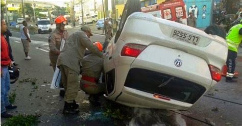 Carro Cai De Viaduto Que Liga Avenida Brasil Ilha Do Governador