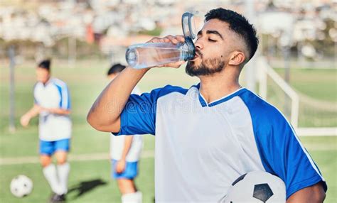 Atleta De F Tbol Y Hombre Bebiendo Agua Al Aire Libre En Un Campo