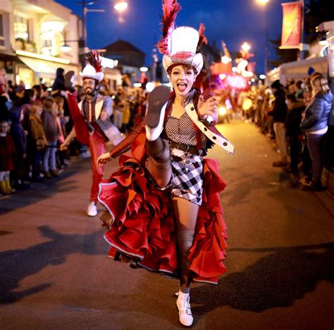 Revue de rue Compagnie Remue Ménage