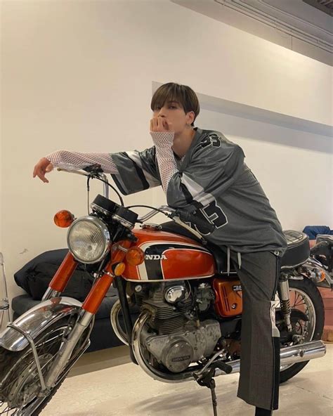 【公式】jo1さんのインスタグラム写真 【公式】jo1instagram 「🏍🤟🏻nylon 👅 ︎ Jo1 金城碧海 Kinjosukai じぇおグラム」4月26日 23時35