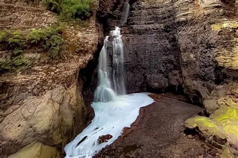 Air Terjun Gentongan Keindahan Warna Percikan Air Yang Keemasan Di