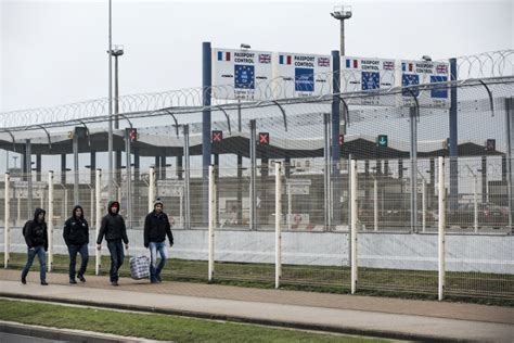 France Calais Les Travaux Du Mur Anti Intrusions Ont D But Le